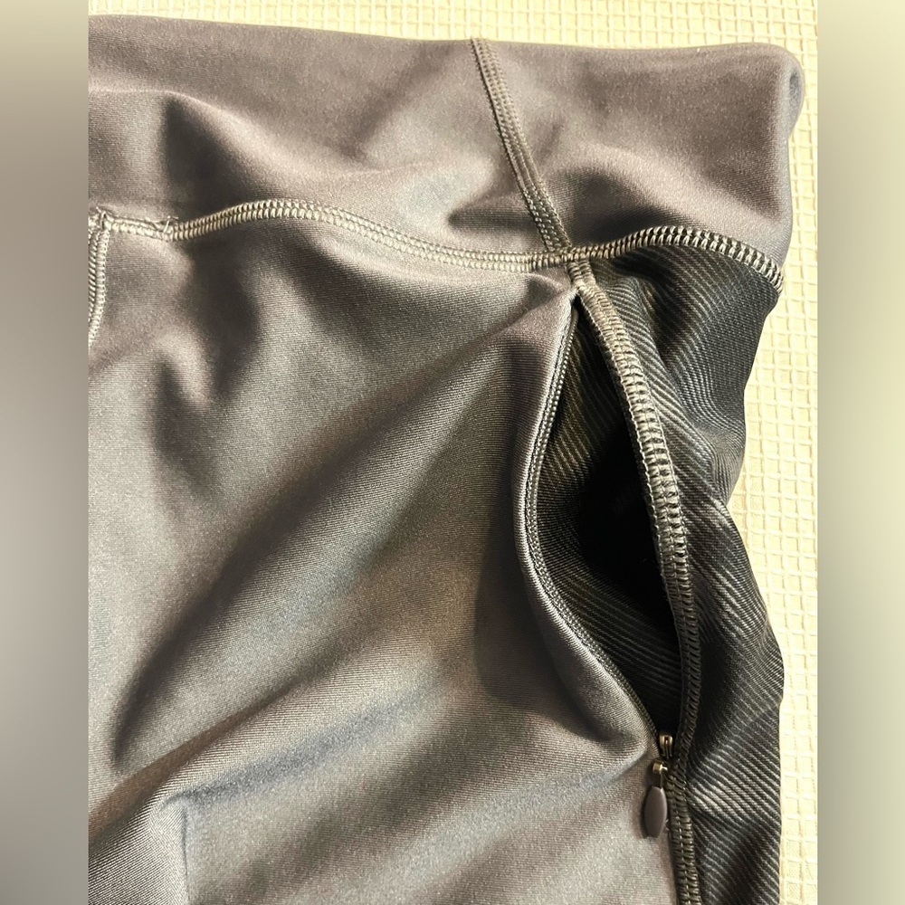 Under Armour Gray and Black Cropped Leggings Women’s Size Large - Picture 11 of 11